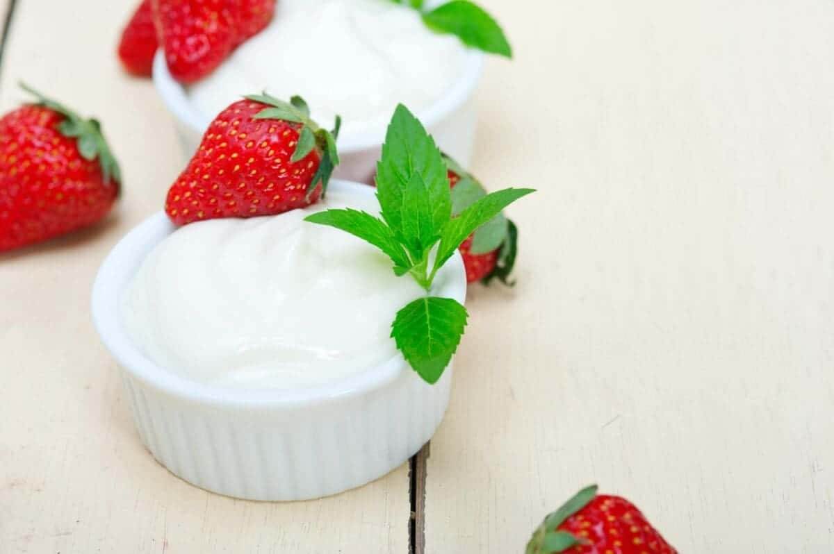 40426376 organic greek yogurt and strawberry scaled